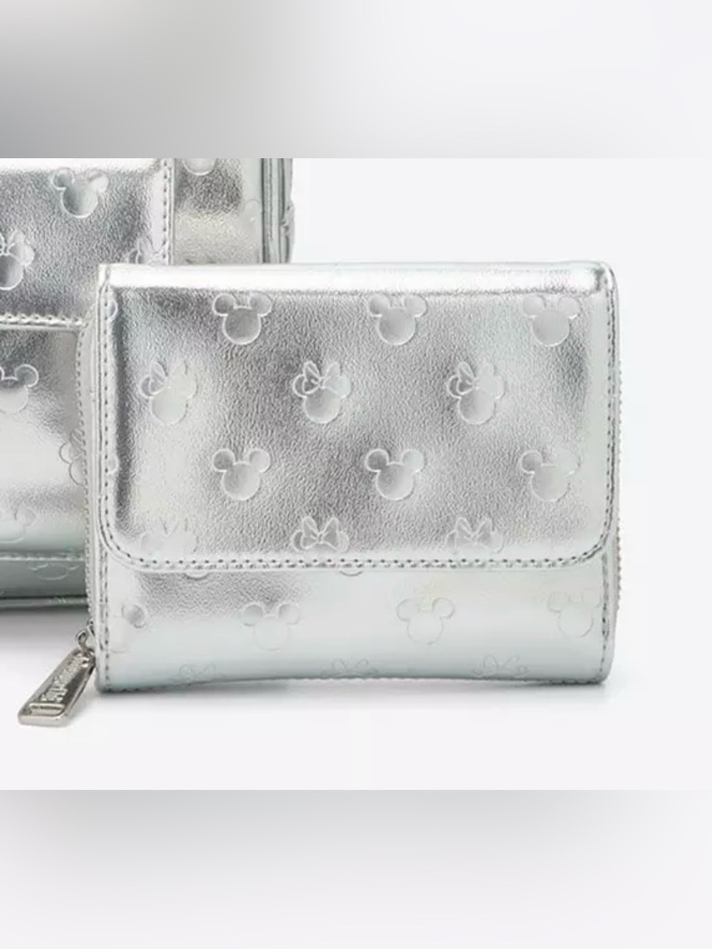 NWT Loungefly Hard Tag Minnie Mouse Metallic Silver Embossed Zip Wallet